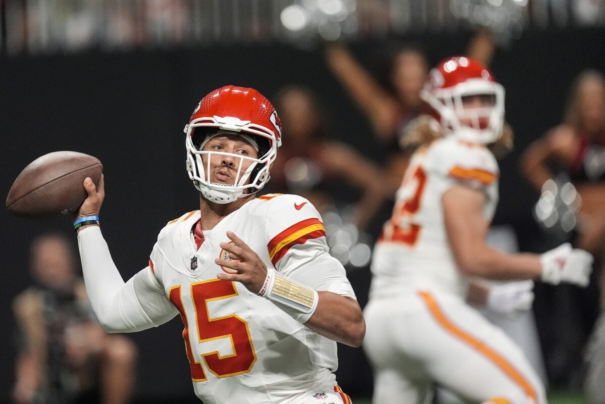 Mahomes и Чифсы могут ожидать еще одной напряженной игры, когда они посетят Чарджерс в воскресенье